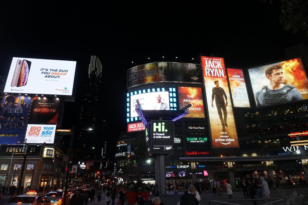 dundas square toronto