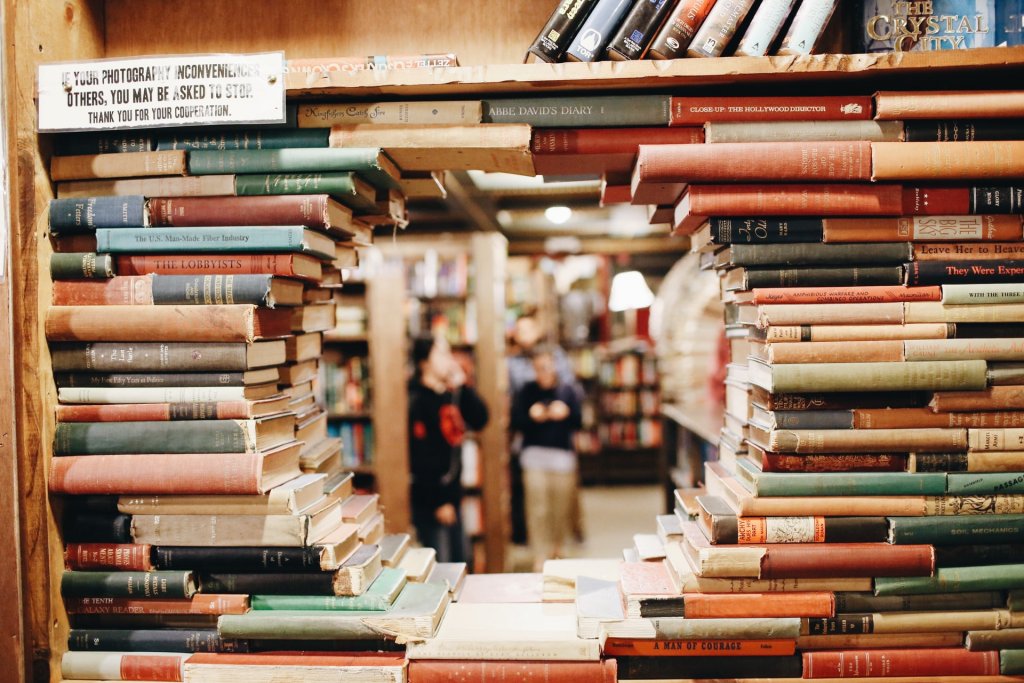 the last bookstore los angeles unsplash