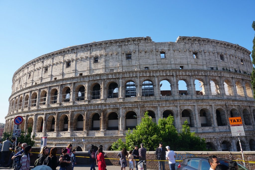 devant le colisée rome