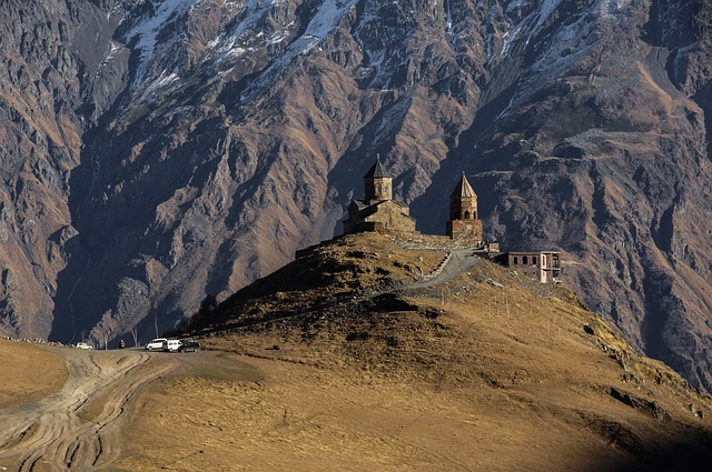 eglise de la trinité de guergueti kazbegi